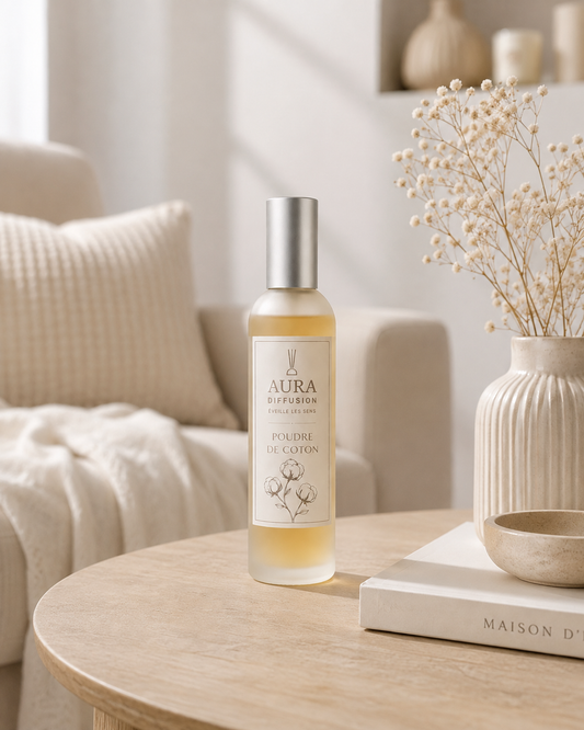 Parfum interieur Poudre de Coton 100 ml en spray dans une ambiance salon chaleureuse
