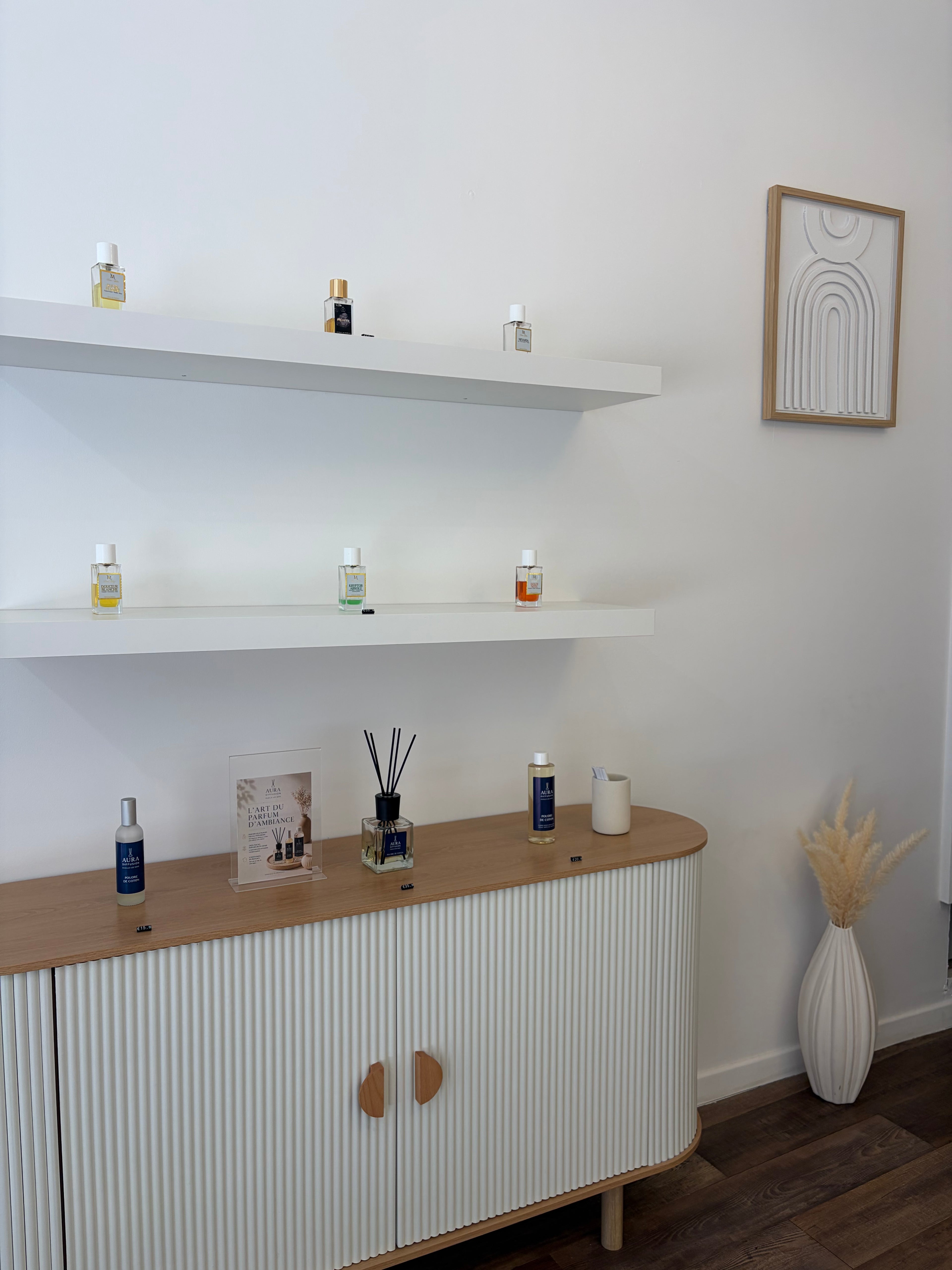 Diffuseur d’ambiance avec sa recharge parfumée et le vaporisateur dans une boutique de parfums