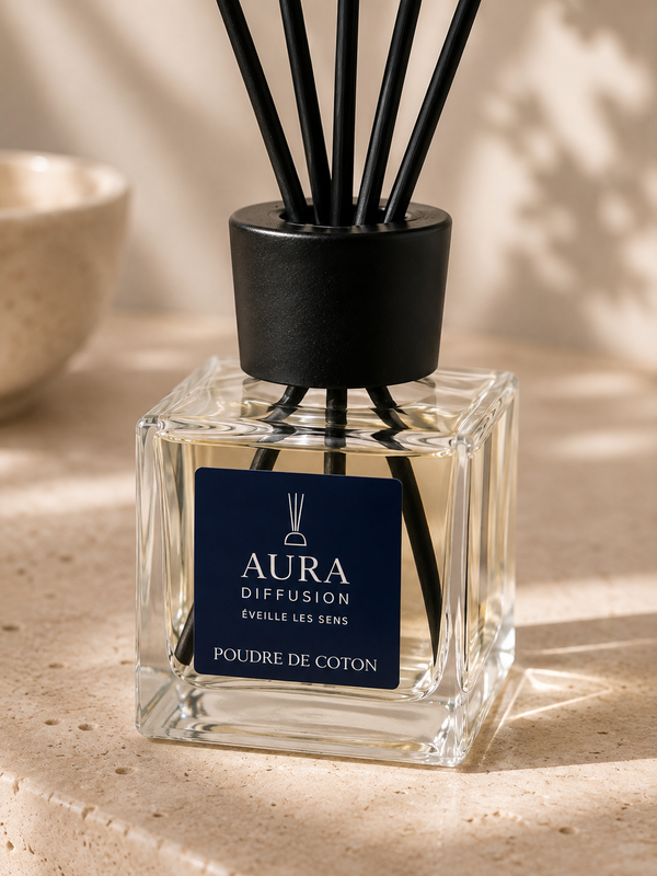 Gros plan du diffuseur interieur Poudre de Coton 200 ml Aura Diffusion avec batonnets noirs et flacon en verre