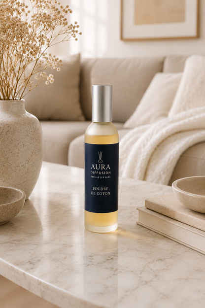 Vaporisateur parfum maison Poudre de Coton dans un salon elegant