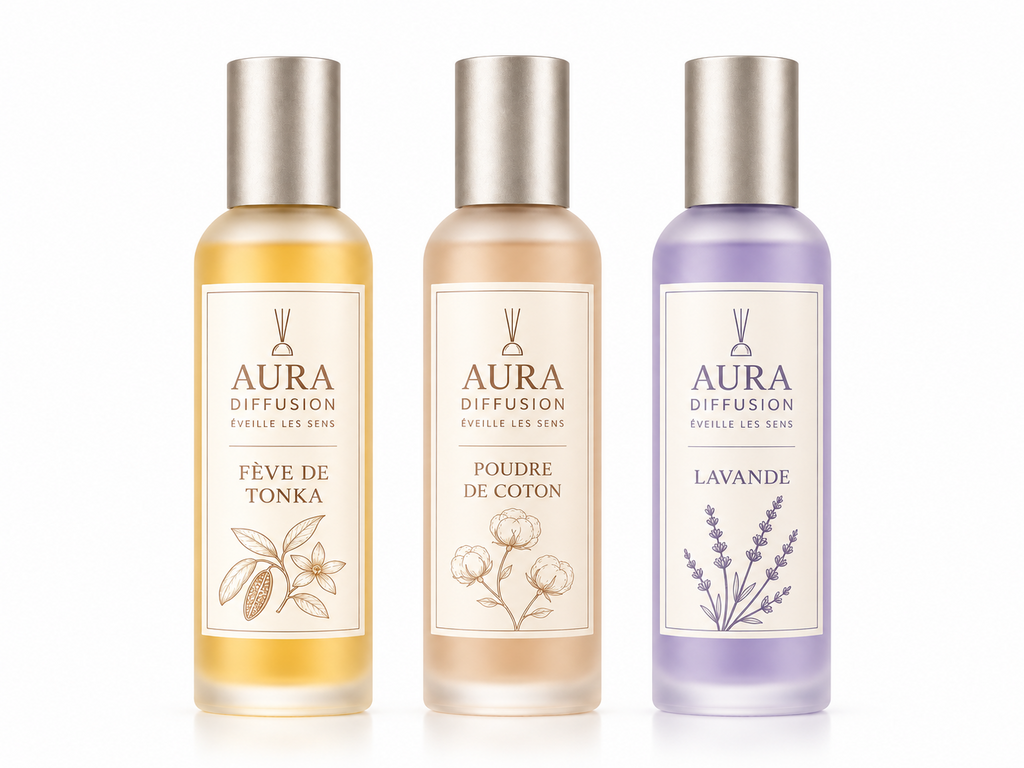 Trio de vaporisateurs Aura Diffusion Poudre de Coton, Lavande de Grasse et Fève de Tonka, trois flacons de 100 ml sur fond blanc