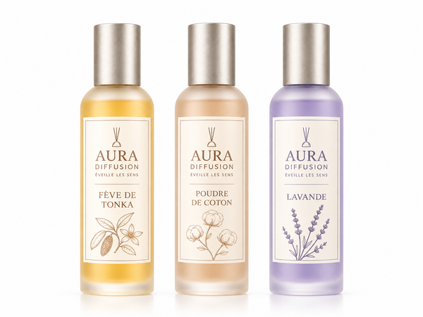 Trio de vaporisateurs Aura Diffusion Poudre de Coton, Lavande de Grasse et Fève de Tonka, trois flacons de 100 ml sur fond blanc