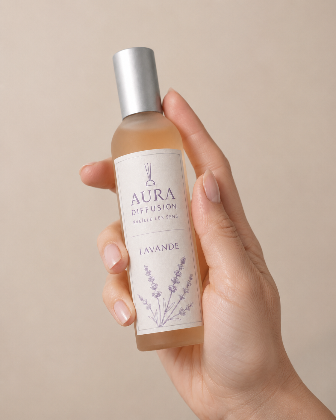 Vaporisateur d'ambiance Lavande 100ml tenu en main