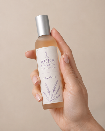 Vaporisateur d'ambiance Lavande 100ml tenu en main